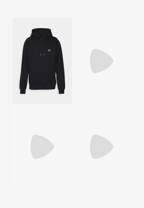 Mads Nørgaard STANDARD HOODIE LOGO - Majica s kapuljačom - black; Bijela pamučna majica s kratkim rukavima, okruglim izrezom i glatkom teksturom. Jednostavan dizajn bez uzoraka ili grafika.; Crne traperice s ravnim krojem, s patentnim zatvaračem, pet džepova i kontrastnim šavovima.; Sneaker od antilopa i tekstila u zelenoj, smeđoj i bež boji sa tri bele pruge. Ima svetloružičastu akcentu na peti i teksturirani đon.
