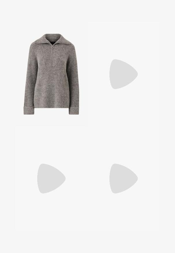 Maglione grigio lavorato a maglia con colletto a mezza zip, texture a coste, maniche lunghe e vestibilità rilassata. Presenta un motivo triangolare sul petto.; Pantaloni neri a gamba dritta, con tasche frontali e spacchi laterali all'orlo. Realizzati in tessuto morbido e liscio. Adatti a diverse occasioni.; Sandali con tacco in vernice nera, con punta squadrata, cinturini alla caviglia e fibbie in argento. Presentano un tacco a blocco spesso per maggiore stabilità.; Borsa a tracolla in pelle marrone con forma curvata, hardware dorato e un dettaglio con fibbia. Presenta una tracolla rimovibile.