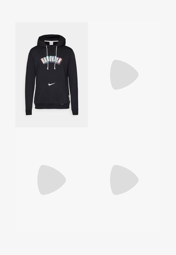 Nike Performance NBA CITY EDITION BROOKLYN NETS HOODY - Klubu apģērbs - black/white; Melnas sporta šorti, izgatavoti no viegla materiāla, ar elastīgu jostu. Uz apakšējā kreisā stūra ir neliels balts Nike logo.; Melni un sarkani sporta apavi ar acs audumu, strukturētām pēdām un sarkaniem gaisa amortizācijas elementiem uz zoles. Redzamas baltas zeķes.; Melna Nike tualetes soma ar gludu tekstūru, ar baltu swoosh logotipu, augšējo rāvējslēdzēju un sānu kabatu.