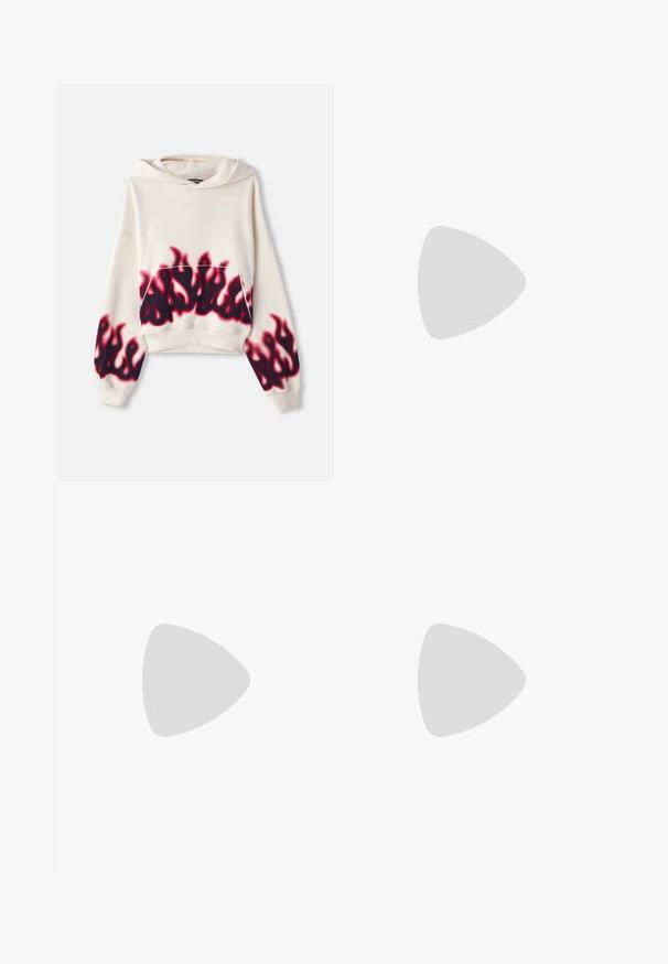 Krém színű kapucnis pulóver, elülső zsebbel, piros és fekete lángmintával az alján és az egyik ujján. Puha tapintású.; Fekete pamut T-shirt kerek nyakkivágással, rövid ujjakkal, és fehér logónyomattal a bal mellrészen. Egyszerű, egyszínű dizájn.; Fekete sportnadrág texturált anyaggal, rugalmas derékréttel és állítható szabású bokagombokkal. Lapostartó és egyenes szárú.; Fekete nubuk sportcipő fehér gumitalppal, tónusos varrással és fűzős kialakítással. Simák a textúrája, modern, letisztult formával rendelkezik.