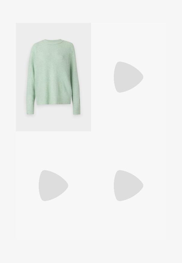 American Eagle CLASSIC CREW SHAKER - Πουλόβερ - turquoise; Noisy May NMJANNEL LOOSE - Τζιν χαλαρής εφαρμογής - black denim; Μαύρα δερμάτινα παπούτσια με στρογγυλή μύτη, χοντρό τετράγωνο τακούνι και ελαστικές πλάγιες λεπτομέρειες, συνδυασμένα με σκούρες καλσόν και μια μαύρη φούστα με σχίσιμο.; Μαύρα, γωνιώδη γυαλιά ηλίου με γκρι φακούς; κατασκευασμένα από πλαστικό, με χοντρές βραχίονες με λεία επιφάνεια και χωρίς ορατό μηχανισμό.