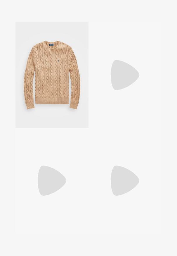 Beige kabelbreisel trui met een ronde hals, geribde manchetten en onderrand, met een klein blauw logo op de borst. Zachte textuur.; Witte langekatoenen overhemd met lange mouwen. Bevat een spread collar, knoopsluiting en een klein geborduurd logo op de borst.; Beige katoenen chino's met een rechte pasvorm, riemlussen en zijzakken. Recht model met een gladde textuur en een lichte, ademende gevoel.; Witte leren sneakers, laag model, met een gladde textuur, ronde neus, vetersluiting aan de voorkant en een klein geborduurd logo aan de zijkant.