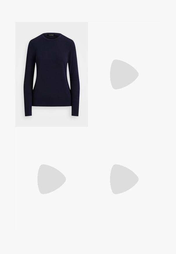 Marineblå genser i strikk med rund hals, lange ermer, ribbestrikkede mansjetter og kant, med en jevn tekstur og tettsittende design.; Vidde bukser i off-white denim. Høyt liv-design med knappelukking, to frontlommer og kontrastsøm detaljer.; Sorte læringssko med en kraftig ribbet såle, som har en sirkulær sølvfarget detalj og minimal sømdekorasjon.; Svart skinn skulderveske med teksturert overflate, bred oval form, og gullfargede detaljer. Logoen vises på bunnen foran.