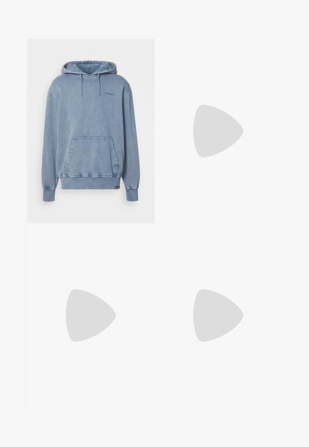 Hoodie azul claro feito de tecido suave, com um bolso frontal, capuz com cordão e um logo discreto no peito. Design de ajuste descontraído.; Calças de ganga cinzentas com um corte descontraído, apresentando remendos desfiados nos joelhos, costura de contraste e um pequeño logótipo na lateral.; Ténis em preto e branco com upper em camurça e couro, apresentando três riscas brancas, um toe perfurado e uma sola em borracha de goma.; Fanny pack de tecido preto com fecho em zíper, apresentando um pequeno logotipo da marca na parte da frente. Design compacto e arredondado com alças ajustáveis.