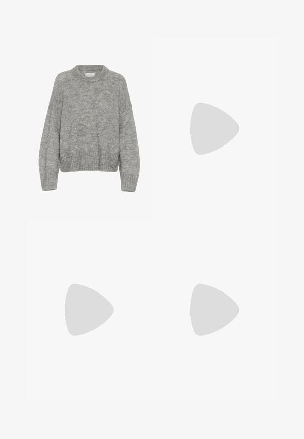 Part Two LULYA - Vesta - medium grey melange; Bijele traperice visokog struka širokih nogavica, izrađene od denima; sadrže pet džepova, bakrene zakovice i zatvaranje na patentni zatvarač.; Crne lakirane kožne sandale s otvorenom petom i špicastim vrhom, s geometrijskom blok petom. Imaju elegantan, minimalistički dizajn i glatku teksturu.; Crna kožna hobo torba s glatkom teksturom, zakrivljenim oblikom i jednom podesivom trakicom; ima širok otvor na vrhu.