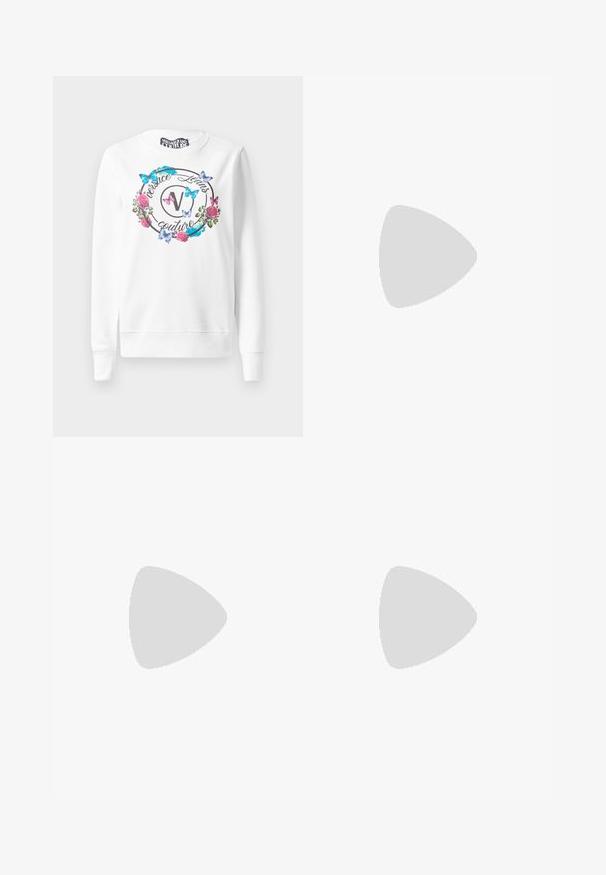 Vit sweatshirt med rund krage, som har en blommig och fjärilsdesign runt en logotyp. Tillverkad i bomullsblandning, med ribbade muddar vid ärmarna.; Svarta raka byxor i slätt tyg, med platt front, bälteshällor och utan synliga fickor eller dekorationer.; Svarta läderloafers med en kraftig sula, som har en guldtonad detalj på framsidan och en slät yta. Kraftig mönstring på sulan.; Svart läderhandväska med en kurvad design, prydd med silverfärgade nitar, ett spänne och två sidofickor. Justerbar rem för olika bäralternativ.