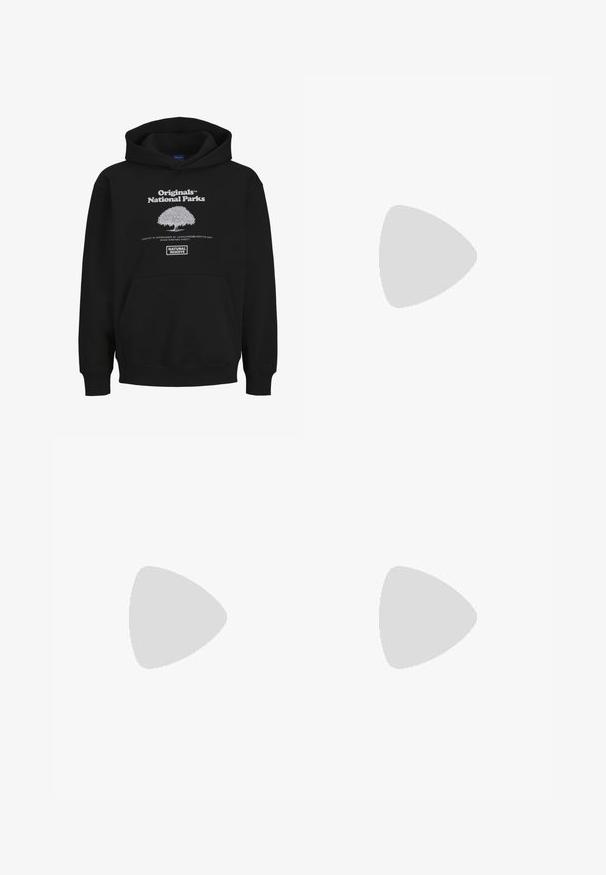Schwarzer Hoodie mit Kängurutasche, mit einem weißen grafischen Logo eines Baumes und dem Text: "Originals National Parks" und "Nationalpark."; Schwarze Denim-Baumwolljeans im weiten Schnitt mit hoher Taille, ausgestattet mit Vordertaschen, einem Reißverschluss und einem Knopfverschluss. Glatte Textur und klassisches Design.; Weiße Leder-Sneaker mit Perforationen, runder Zehenpartie, flacher Sohle und dicken Schnürsenkeln, mit sichtbar eingesticktem Swoosh-Logo und "AIR" an der Ferse.; Schwarze Stofftasche mit einer strukturierten, gesteppten Oberfläche. Abgerundete Form, kurze, dicke Griffe und eine weiche, flexible Struktur.