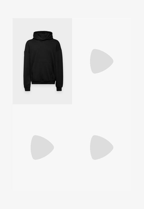 Svart hettegenser laget av en bomullsblanding, med en stor frontlomme, ribbede mansjetter og hette med snøring. Enkel, uutsmykket design.; Svart denim vide bukser med høy midje, med frontlommer, glidelås og knappeåpning. Glatt tekstur og klassisk design.; Sorte snøresko til ankelen med polstret krage og solid såle, vist i profil mot en hvit bakgrunn.; Svarte tekstilveske med en strukturert, quiltet mønster. Rund form, korte, tykke håndtak og en myk, fleksibel struktur.
