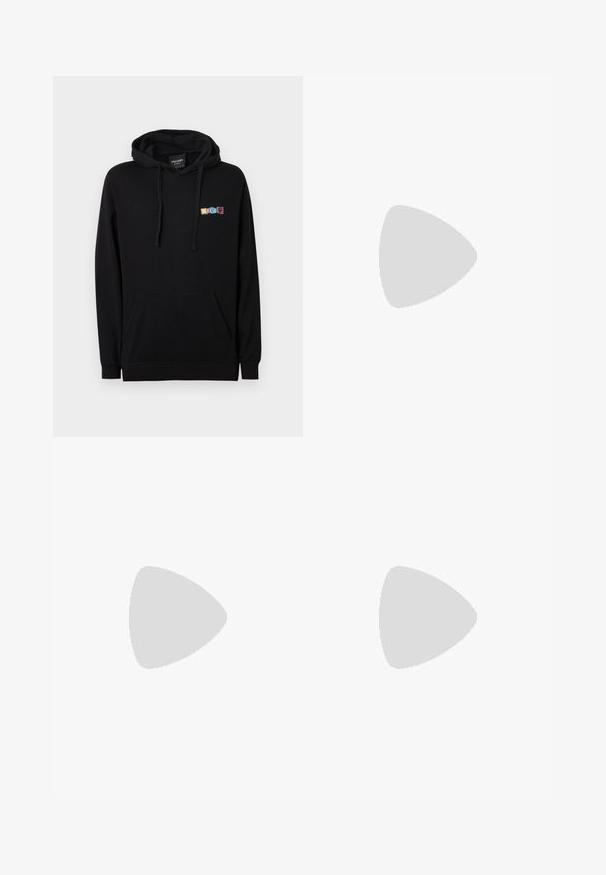 Svart luvtröja med framficka, utrustad med en flerfärgad "Legal"-grafik på vänstra bröstområdet. Tillverkad av mjukt tyg.; Vit bomulls t-shirt med korta ärmar, rundad halsringning och subtil Levi's-logotyp tryckt i mitten. Mjuk textur och standard passform.; Svarta raka denimjeans med fem fickor, knappstängning och bälteshällor, liggande plant på en vit bakgrund.; Svart läderklänningsko med rund tå, snörning och låg staplad klack. Slät yta med minimala sömdetaljer.