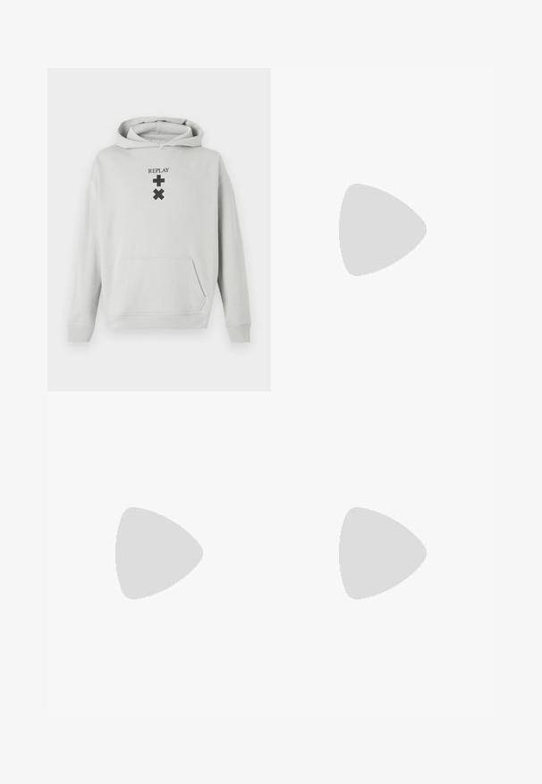 Felpa grigia chiara con tasca frontale, caratterizzata da testo nero "REPLAY" e simboli grafici. Tessuto morbido, vestibilità rilassata, polsini a coste.; T-shirt di cotone bianco a maniche corte, con logo "REPLAY GRAND HOTEL" in nero e oro sul lato sinistro del petto. Design semplice, vestibilità regolare.; Jeans in denim azzurro chiaro a gamba dritta con tasche, rivetti in rame e chiusura a bottone. Presentano un design sbiadito e un orlo pulito.; Sneakers bianchi in pelle con lacci grigi, punta rotonda e suola in gomma texturizzata. Logo "REPLAY" sui lati e accenti posteriori.
