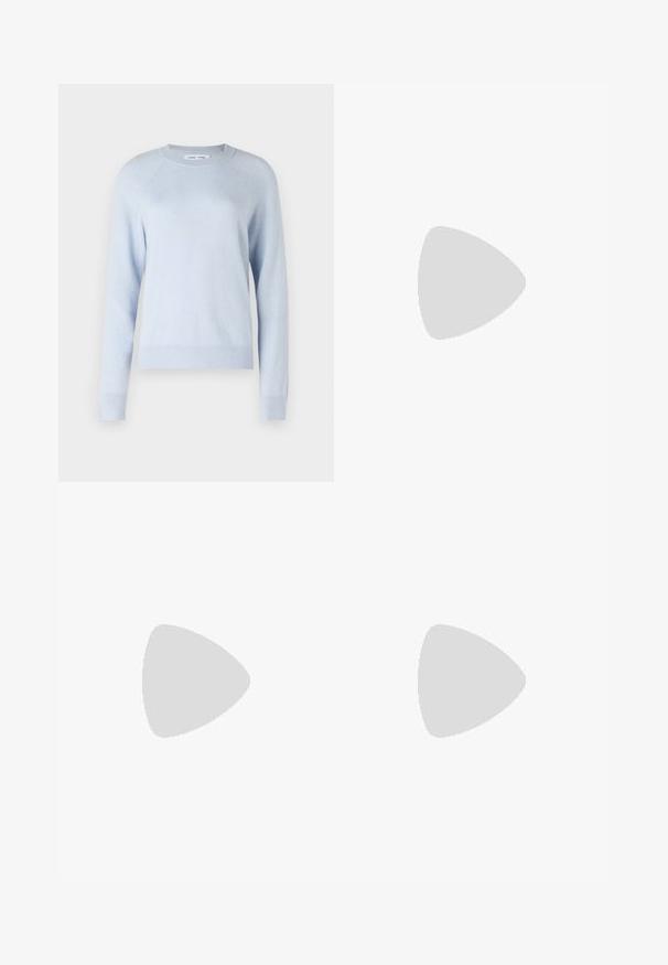 Samsøe Samsøe BOSTON O NECK - Stickad tröja - pearl blue; Ljusblå vida jeans tillverkade av denim, med hög midja, framfickor och standard knäppning. Slät textur.; Vita lädersneakers med perforerat tåparti, texturerad sula och vita snören, kombinerat med vida röda byxor och en blå och gul bakgrund.; Silverfärgade hoopörhängen med en minimalistisk design. Cirkulär form, slät yta och tunn profil. Lätta med en polerad finish.