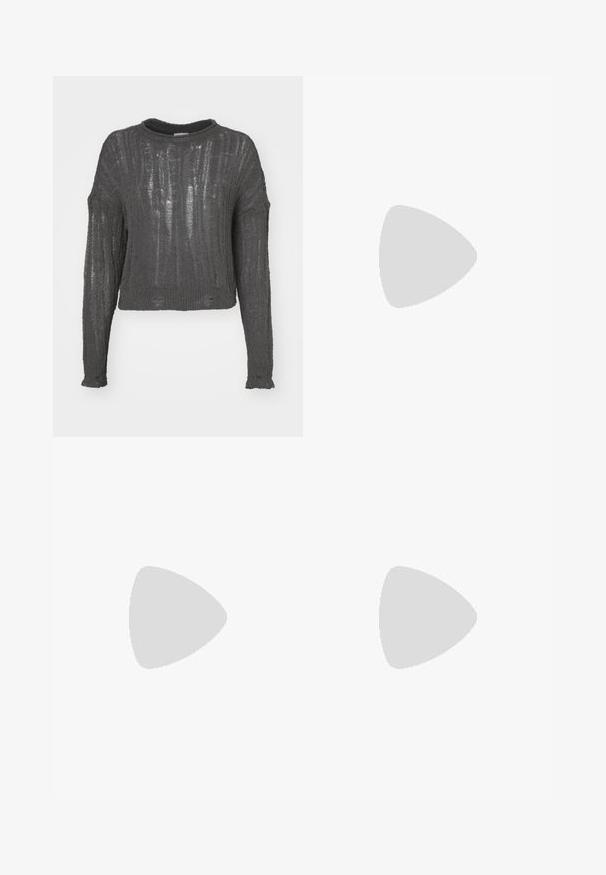 Noisy May NMMARY ONECK - Camisola - charcoal gray; Jeans pretos em corte flared feitos de denim. Apresentam um fecho de botão, cinco bolsos e uma textura suave. A perna flared começa abaixo do joelho.; Botas pretas até ao tornozelo, feitas de couro liso, com painéis laterais elásticos, uma sola de plataforma robusta e um design de piso texturizado.; Bolsa tote preta em couro com textura lisa, forma retangular e duas alças longas. Sem hardware ou enfeites visíveis.