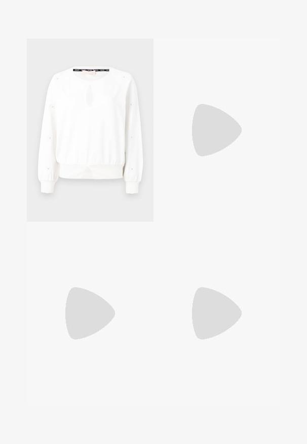 Valge särk ümarate kaelustega, ees avaga detail ja nööbid varrukatel. Omab kokku volditud vöökohta ja ribatud mansette.; Mustad flared püksid, mis on valmistatud elastsetest materjalidest, millel on sile tekstuur. Ees on õmbluste detailid, mis lisavad disaini.; Must musta kõrge kontsaga king, millel on terav varvas ja õhuke, madal konts. Sile tekstuur ja sujuv disain, ilma nähtava riistvarata.; Must have mustrõngus mustal sädelev mini käekotil on sõlme tekstuuriga rihm ja hõbedane ketis. Ümar kuju, kokku kogutud ülaosa ja peegeldav detail.