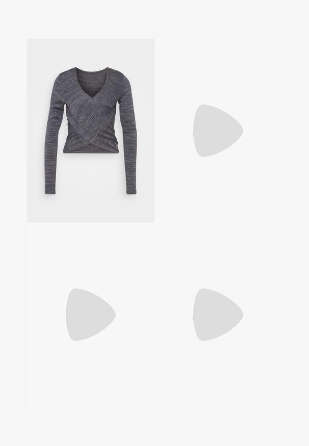 Langärmliges, dunkelgraues Strickoberteil mit V-Ausschnitt und Wickeldesign, mit strukturiertem Muster und taillierter Silhouette.; Weite, dunkelblaue Jeans mit hoch sitzendem Bund, kontrastierenden Nähten, Vorderentaschen und einem minimalistischen Design.; Cremefarbene und schwarze Adidas Spezial Sneaker mit Gummisohle, schwarzen Streifen, roten Nähten und "Spezial" Branding an der Seite.; Geflochtene Strohtasche mit braunen Lederakzenten, zwei Griffen und einem abnehmbaren Gurt. Kurvenform mit einem stabilen Boden.