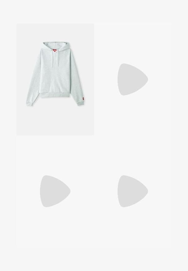 Ανοιχτό γκρι φούτερ με καγκουρό τσέπη, ρυθμιζόμενες κορδόνες στην κουκούλα, πλεκτές μανσέτες και ένα μικρό κόκκινο λογότυπο στο αριστερό μανίκι.; Μαύρο, ελαφρύ παντελόνι με ελαστική μέση, πλαϊνές τσέπες και χαλαρή εφαρμογή. Λείος υφάσματος, χωρίς ορατά σχέδια ή στολίδια.; Γκρι αθλητικό παπούτσι με διχτυωτό επάνω μέρος, μαύρες λεπτομέρειες, ανακλαστικές λεπτομέρειες και παχιά λευκή σόλα με υφασμένη μαύρη εξωτερική σόλα.; Μαύρη νάιλον τσάντα χιαστί με φερμουάρ, υφή επιφάνειας, ρυθμιζόμενο λουρί και λεπτομέρεια λογοτύπου στο μπροστινό μέρος. Συμπαγής σχεδίαση.