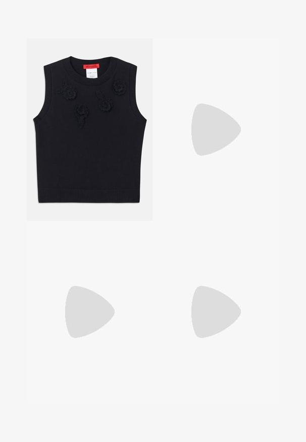 Pull sans manches noir avec un ample col côtelé et un ourlet côtelé. Présente des appliqués floraux texturés sur le devant. Matériau en tricot doux.; Shorts noirs arrivant au genou en coton, avec une coupe à plat, des passants de ceinture et sans poches visibles. Texture lisse et coupe ajustée.; Sandales en cuir noir avec des accents de boucles dorées, présentant plusieurs brides et un design de semelle plate pour un port ouvert.; Sac en cuir noir porté en travers avec deux poches avant, boucles dorées, fermeture zippée et une sangle fine. Surface texturée et forme rectangulaire compacte.