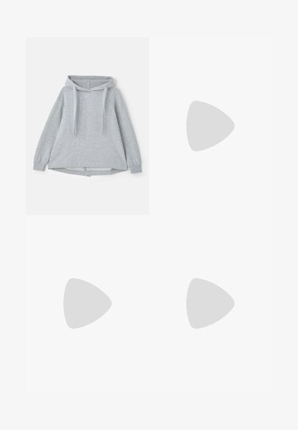 Svijetlosiva dukserica napravljena od mekanog materijala, s velikim prednjim džepom, vezicama i dugim rukavima sa uskim manžetama.; Bershka WIDE-LEG - Široke nogavice - black; Bershka Sandale s visokom petom - black; Crna patentna kožna torba s zakrivljenim oblikom, jednim remenom za rame, prednjim džepovima i akcentima od srebrnog tona.