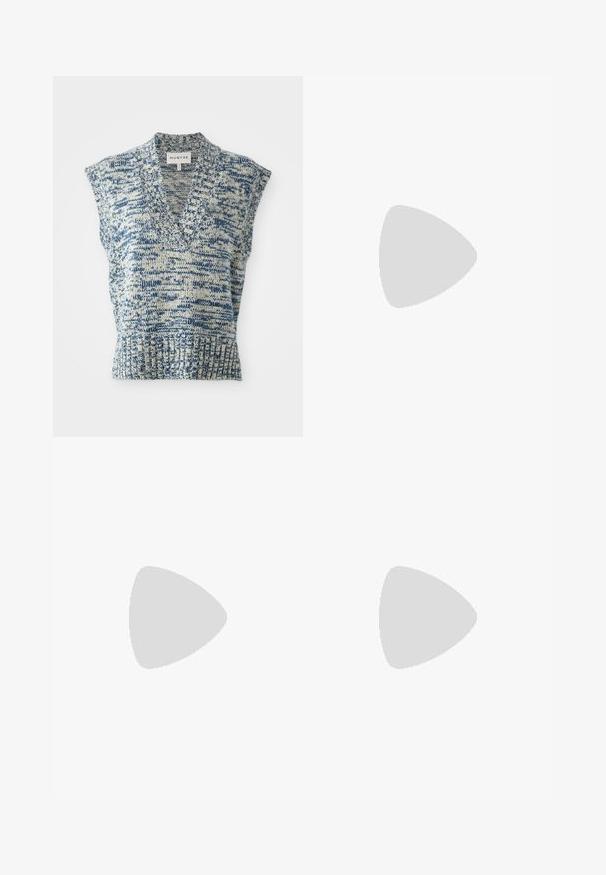 Bezramenný pletený top v modré a krémové barvě s V-výstřihem, texturovaným vzorem, žebrovaným lemem a širokými průramky. Značka: MUNTHE.; Černé zvonové džíny s vysokým pasem, designem s pěti kapsami a předním zapínáním na čtyři kovové knoflíky.; Černé sandály na podpatku s několika úzkými pásky, designem s objímáním paty a stříbrným akcentem na podpatku. Hladký svrchní materiál a čtvercový podpatek.; Maje MISS MINI - Taška s příčným popruhem - noir