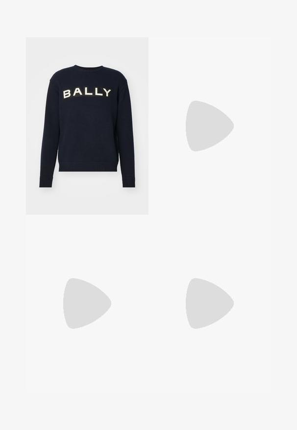 Maglione blu marina in un tessuto lavorato a maglia, con il bold lettering bianco "BALLY" su uno sfondo nero al centro del petto. Polsini e orlo a coste.; T-shirt in cotone nero con collo rotondo, maniche corte e stampa bianca del logo sul lato sinistro del petto. Design semplice e monocromatico.; Pantaloni blu navy realizzati in un tessuto morbido e testurizzato, con chiusura a bottone e taglio dritto, impreziositi da sottili dettagli di cucitura.; Mocassino da uomo in pelle nera con tacco basso e design classico a striscia, mostrato in profilo laterale su sfondo bianco.