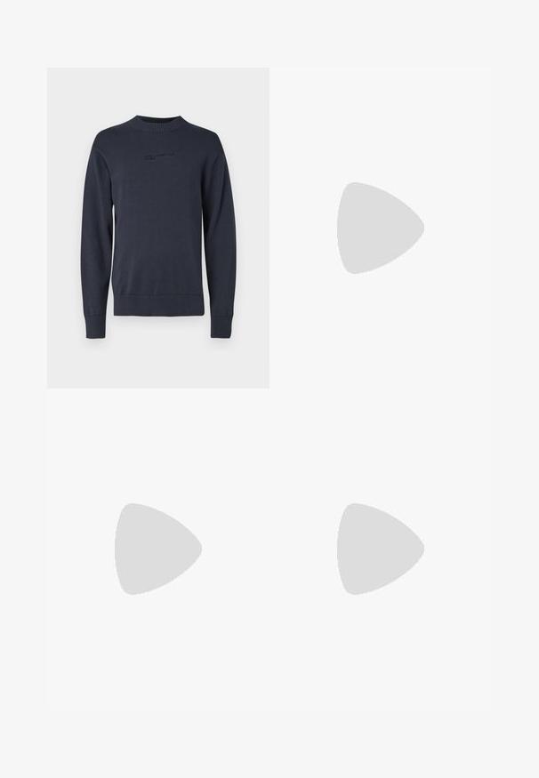 Marineblauer Strickpullover mit Rundhalsausschnitt, gerippten Bündchen und Saum, mit geprägt Logo-Text auf der Brust; glatte, weiche Textur.; Schwarze, taillierte Hose mit geradem Schnitt, aus glattem Stoff gefertigt. Verfügt über Gürtelschlaufen und eine Bügelfalte an der Vorderseite.; Weiße Leder-Sneaker mit glatter Oberfläche, rundem Zehenbereich, flachen Schnürsenkeln und strukturiertem Schuhsohlen. Graues Wildleder-Detail an der Ferse.; Klarer Kunststoff-Sonnenbrillen mit rechteckigen braunen Gläsern, ausgestattet mit dünnen, transparenten Bügeln und Metallakzenten an den Schläfen.