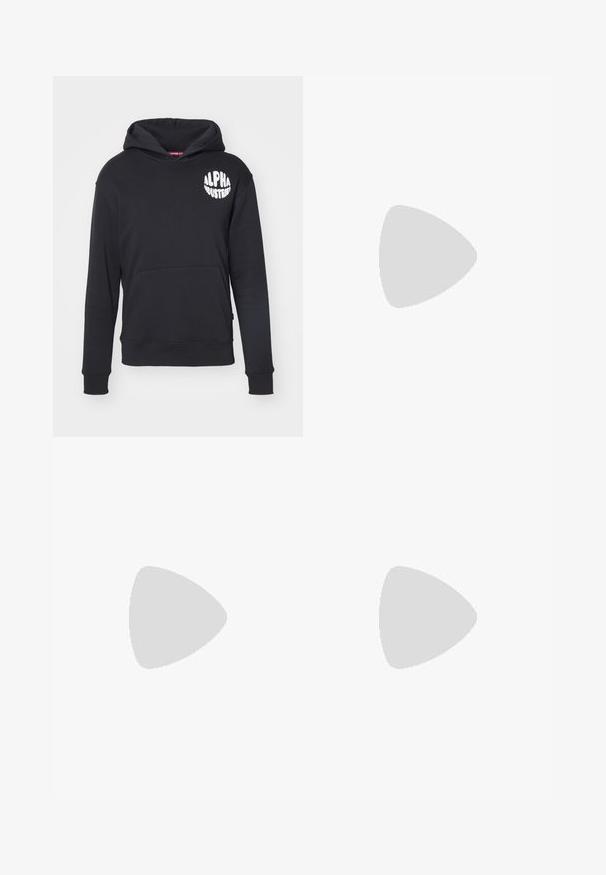 Felpa nera con cappuccio realizzata in tessuto misto cotone. Presenta una tasca kangaroo frontale, logo bianco sul petto a sinistra e polsini e orlo a coste.; Tre canotte bianche a coste in cotone. Presentano un colletto rotondo e piccole etichette nere vicino all'orlo. Disponibile in diverse taglie.; Pantaloni sportivi Nike grigi con cintura regolabile, gambe affusolate, tasche laterali e dettagli di cucitura distintivi. Tessuto morbido e texture.; Scarpa sportiva grigia con tomaia in mesh e suede, dettagli bianchi, suola ammortizzata e un design distintivo con elementi riflettenti.