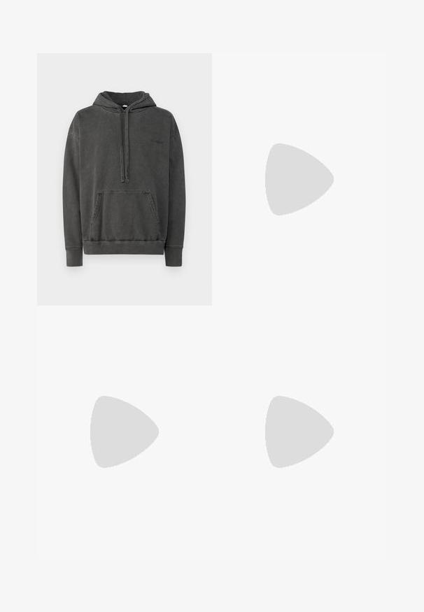Noon Goons ICON  - Sweatshirt - pigment black; Chemise rayée boutonnée en noir et blanc, dotée de manches longues, d'un col classique et d'une poche poitrine avec des rayures horizontales.; Jean en denim gris avec une coupe droite, un design à cinq poches et une fermeture à bouton au niveau de la taille. Texture légèrement délavée sur l'ensemble.; Baskets en cuir blanc avec une finition lisse, bout arrondi, lacets plats et semelle texturée. Présente un logo discret sur le talon.