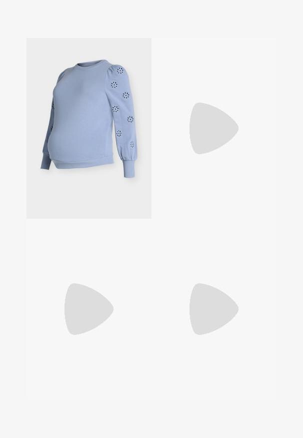 Ανοιχτό μπλε εγκυμοσύνης φούτερ με φουσκωτά μανίκια, διαθέτει λουλουδάτα σχέδια με κοψίματα στα μανίκια, κατασκευασμένο από μαλακό μείγμα βαμβακιού, με ριμπ�έν τελείωμα.; Μαμάτικα κολάν από ελαστικό, μεταλλικό μαύρο ύφασμα. Υψηλή μέση σχεδιασμένη για άνεση, κομψό σχήμα στα πόδια, με λεία υφή.; Ασημένιες σανδάλες με ψηλό τακούνι και ανοιχτές μύτες, με δύο φαρδιές λωρίδες και στρογγυλό τετράγωνο τακούνι. Λείο υλικό με μεταλλική κα finition.; Μαύρη δερμάτινη τσάντα tote με λείο υφή, δομημένο σχήμα, δύο λαβές και επιφανές ασημένιο κούμπωμα μπροστά.