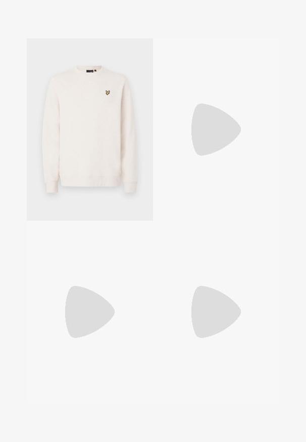 Κρέμα χρώματος sweatshirt φτιαγμένο από μαλακό βαμβάκι με ριγέ μανσέτες και στρίφωμα. Φέρει ένα μικρό κεντητό λογότυπο στο αριστερό στήθος.; Μακρυμάν�ικο πόλο μπλουζάκι σε ανοιχτό μπεζ χρώμα, φτιαγμένο από απαλό ύφασμα, με γιακά πόλο, επένδυση με δύο κουμπιά και μικρή λογότυπη διακόσμηση στο στήθος.; Σκούρο μπλε τζην παντελόνι με ίσια κοπή, με πορτοκαλί ραφές, φερμουάρ στο μπόσικο και μπροστινές τσέπες. Λείο υλικό και κανονική μέση.; Λευκό αθλητικό παπούτσι με άνω μέρος από λείο δέρμα και χαμηλό προφίλ. Διαθέτει στρογγυλεμένη μύτη, έξι τρυπούλες και υφασμένη καουτσούκ σόλα.