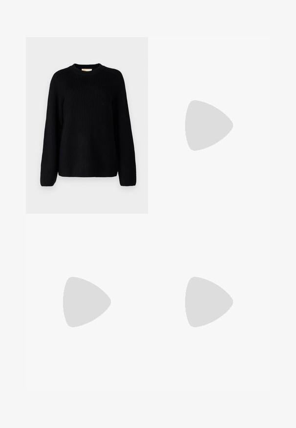 Maglione nero a coste con maniche lunghe e scollatura rotonda. Tessuto testurizzato e design a vestibilità rilassata. Nessun motivo o accento.; Jeans azzurri a vita alta con un design a gamba larga, realizzati in denim, caratterizzati da un classico layout a cinque tasche e cuciture discrete.; Stivale alla caviglia in pelle nera con punta appuntita e tacco a blocco. Texture liscia, design minimalista e silhouette alta.; Borsa a tracolla in pelle nera con forma arrotondata, una tracolla ampia e una finitura testurizzata. Presenta un dettaglio di cucitura discreto e un dettaglio in metallo dorato.; Orecchini a cerchio in oro con una finitura lucida, caratterizzati da un design circolare spesso e un meccanismo di chiusura sicuro. Texture liscia e aspetto brillante.