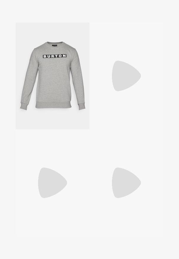 Burton VAULT CREW - Sportska majica - gray heather; Bež hlače širokih nogavica od glatkog materijala, s velikim zakrpanim džepovima i ležernim dizajnom s ravnim prednjim dijelom i petljama za pojas.; Bež nubuk planinarske cipele s crnim gumenim potplatom, teksturiranim detaljima i reflektirajućim vezicama. Ima ručku za lakše obuvanje.; Crni ruksak sa elegantnim dizajnom, s teksturiranom površinom, podesivim trakama i elastičnim prednjim užadima za dodatnu pohranu.