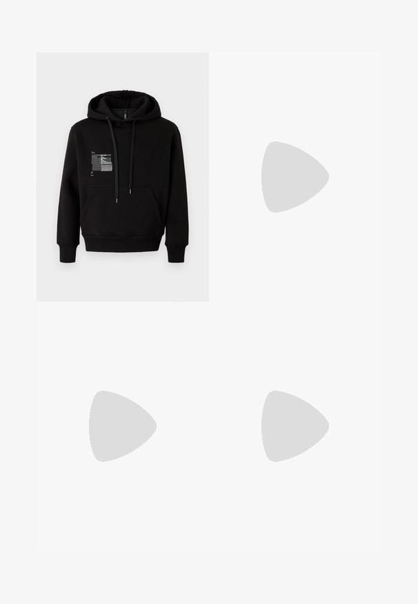 Sweatshirt à capuche noire en mélange de coton doux, avec une poche frontale, des cordons de serrage et un design graphique réfléchissant sur le côté gauche de la poitrine.; Pantalons cargo noirs en coton à coupe ample, dotés de deux poches latérales et de texte brodé sur la jambe gauche.; Stuart Weitzman CLUB CLASSIC PENNY LOAFER - Mocassins de ville - black; Sac à bandoulière en cuir noir avec une poche avant zippée, logo embossé et une bandoulière ajustable. Texture lisse avec une forme structurée.