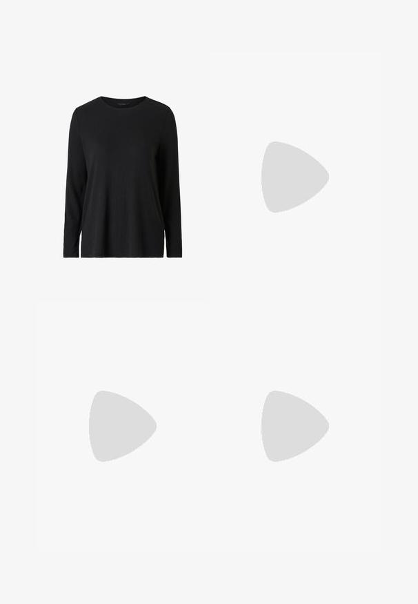 Sort langærmet skjorte lavet af ribbet stof. Har en rund halsudskæring og en afslappet pasform. Simpelt design uden yderligere mønstre eller accenter.; Brune viddebukser i en bomuldsblanding, med en frynset kant, frontknaplukning og klassisk fem-lomme design. Minimalistiske og alsidige.; Bershka Højhælede sandaletter / Højhælede sandaler - black; Lysebrun læderhåndtaske med en unik form, featuring to korte håndtag og et langt justerbart rem. Glat tekstur med minimal hardware.