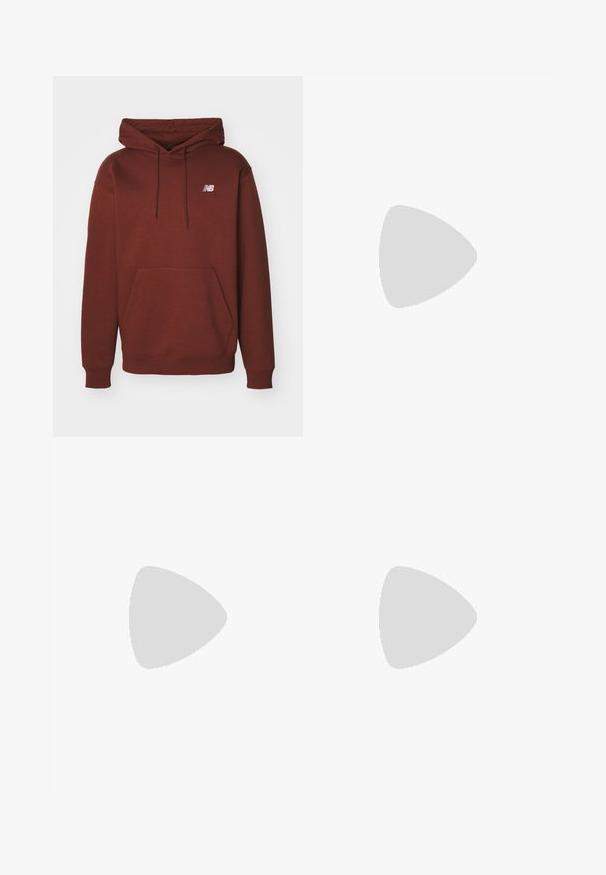 New Balance SPORT ESSENTIALS HOODIE UNISEX - Felpa - rich oak; Jeans in denim azzurro chiaro con design a gamba dritta, caratterizzati da una vita media, cinque tasche e chiusura con bottone e zip.; Sneakers alte in tela beige con striscia rossa, suola in gomma bianca e occhielli metallici, con l'iconico logo a stella sul lato.; Collana in metallo argentato a tre strati caratterizzata da catene sottili e flessibili con una leggera lucentezza, fissata con un gancio a molla e una catena regolabile.