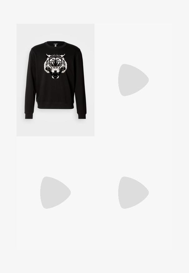 Černá mikina s dlouhými rukávy, která na přední straně zobrazuje velký bílý motiv tygra. Vyrobena z bavlny s klasickým designem kulatého výstřihu.; Černé bavlněné tričko s krátkým rukávem a kulatým výstřihem, zdobené grafickým logem Coca-Coly v bílé barvě a obdélníkovým akcentem.; Světlé béžové kalhoty s elastickým pasem, nastavitelnou šňůrkou a zúženými nohavicemi. Tkanina vypadá hladce s jemným leskem.; Černé kožené mokasíny s kulatou špičkou, zdobené prošitím, s nízkou platformou a texturovanou gumovou podrážkou s drážkováním.