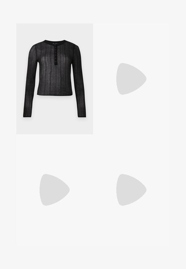 Čierny dlhý rukáv top vyrobený z polpriehľadného materiálu s rebrovanou textúrou, s okrúhlym výstrihom a šiestimi gombíkmi.; Weekday NOVA LOW RISE SLIM BOOTCUT - Džínsy bootcut - lip blue; Čierne kožené členkové topánky s špicatou špičkou, hladkou textúrou a striebornou prackou na boku. Masívny štvorcový podpätok.; Čierna umelá kožená kabelka s kroko vzorom, sťahovaným vrchom a zhnutým popruhom. Vyzerá mäkko a kompaktné v dizajne.