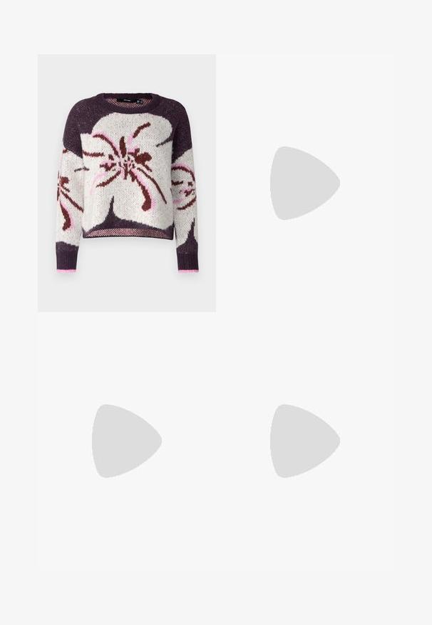 Vero Moda Petite VMMADISON  - Svetrík - plum perfect/birch /fired brick/fuchsia pink; Džíny s širšími nohavicami v tmavomodrej farbe, s hladkou textúrou, piatimi vreckami a kontrastným prešívaním. Zapínanie na prednej strane na gombík a zips.; Svetlomodré sandále na vysokom podpätku so členkovým remienkom a štvorcovým špičkovým dizajnom, s kovovým akcentom a elegantnou, hladkou koženou textúrou.; Strieborné visACIE náušnice so štvorcovým študom, s hladkým, lešteným povrchom a tvarom kvapky, odrážajúce svetlo s lesklým povrchom.