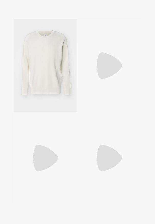 GAP OVERSIZED PLAITED CREW - Džemper - carls stone; Heled sinise denimi sirgete põlvede lõikega teksad, millel on keskmise kõrgusega vöökoht, viis taskut ning nööbid ja tõmblukk.; Mustad musta nahast loaferid ümarate varvastega, dekoratiivsete frantsi ja kuldsete aksessuaaridelementidega. Paksem kummist tallad lisavad haakimist ja vastupidavust.; Kolmekihiline hõbedane metallkaelakee, mis on valmistatud peentest, paindlikest kettidest kerge läikega, kinnitatud krabi sulguri ja reguleeritava ketiga.
