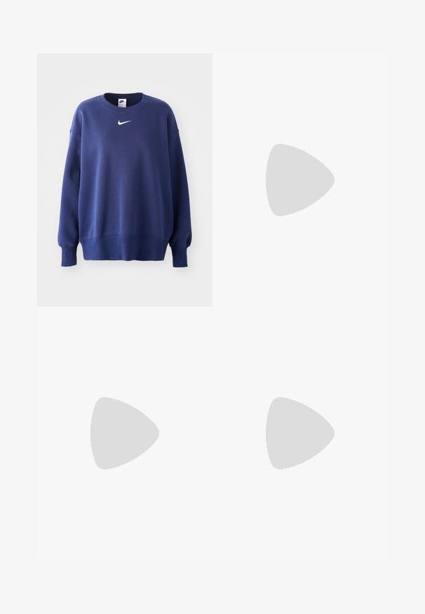 Mörkblå sweatshirt med långa ärmar, rundad halsringning, ribbade mudd och nederkant. Har en liten vit Nike-logotyp på bröstet. Mjuk textur.; Vida byxor i ett mjukt krämfärgat tyg, med en slät yta, framfickor och en avslappnad passform med midjehögt midjeband.; Högklackad slingback-sko i blankt mörkbrunt lackläder, spetsig tå, öppna sidor och justerbart ankelsnöre.; Skalbagge solglasögon med runda bågar, mörka linser och guldlogo på skalmarna. Slät plastmaterial, inga synliga mönster.