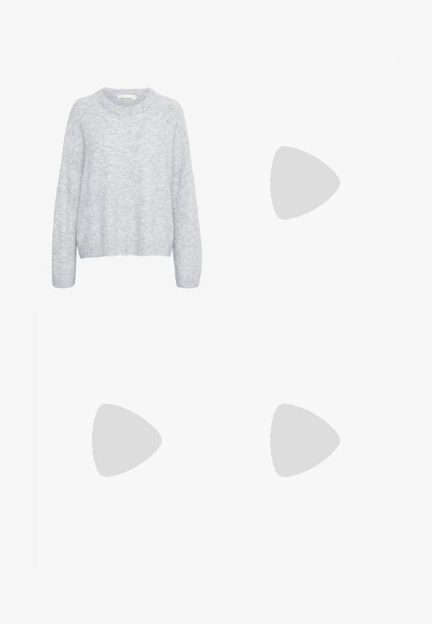 Pull en tricot gris au fit décontracté, col rond et manches longues. Texture douce avec de légères variations de teinte.; Jean en denim à jambes larges de couleur bleu profond, avec un détail de couture à l'avant, une fermeture à boutons et un design classique à cinq poches.; Bershka Sandales à talons hauts - black; Sac à main en cuir verni noir avec une forme incurvée, une bandoulière, des poches avant et des accents en métal argenté.