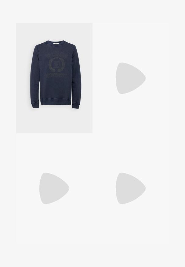 Marineblå sweatshirt lavet af bomuld, med rund halsudskæring, ribbede manchetter og et centralt graphic med "Voltaire Universitet 1997" design.; Filippa K TERRY CROPPED TROUSERS - Bukser - sage melange; Hvide og sorte sneakers med en glat læderoverdel, teksturerede detaljer og en kraftig hvid sål. Har et klassisk snørebåndsdesign.; Sunglasses med sort plastisk stel, blåt tonede linser, let rundet form og sølvfarvede metal detaljer på stængerne.