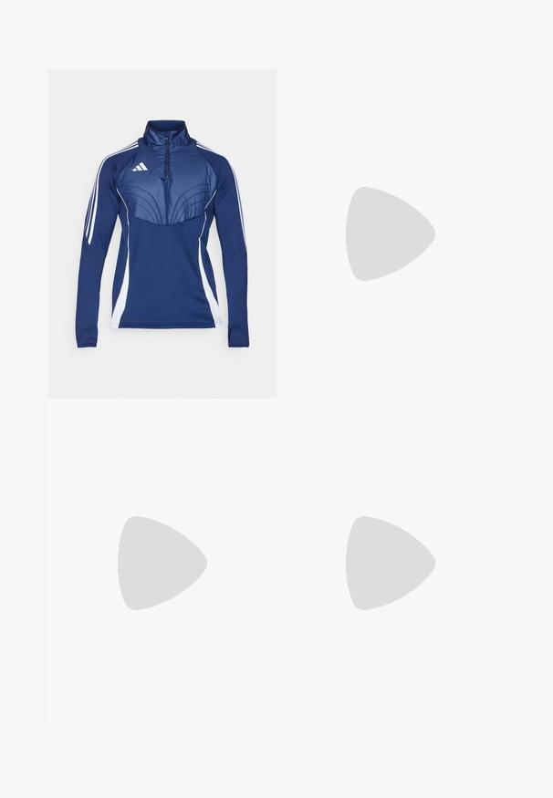 Maglietta sportiva blu navy con colletto a mezza zip, pannelli laterali bianchi e dettagli a pannello testurizzati sul petto. Presenta il logo Adidas sul lato sinistro.; Maglia a maniche lunghe bianca con accenti blu navy, colletto a mezza zip, con il logo "Emirates Fly Better" e il simbolo del club Arsenal.; Pantaloni jogger navy realizzati in tessuto leggero, con un accento blu, patch con logo e tre strisce bianche lungo le gambe inferiori.; Scarpe da ginnastica nere con una tomaia in mesh texturizzata, strisce bianche di accento, suola imbottita e tallone rinforzato per supporto.