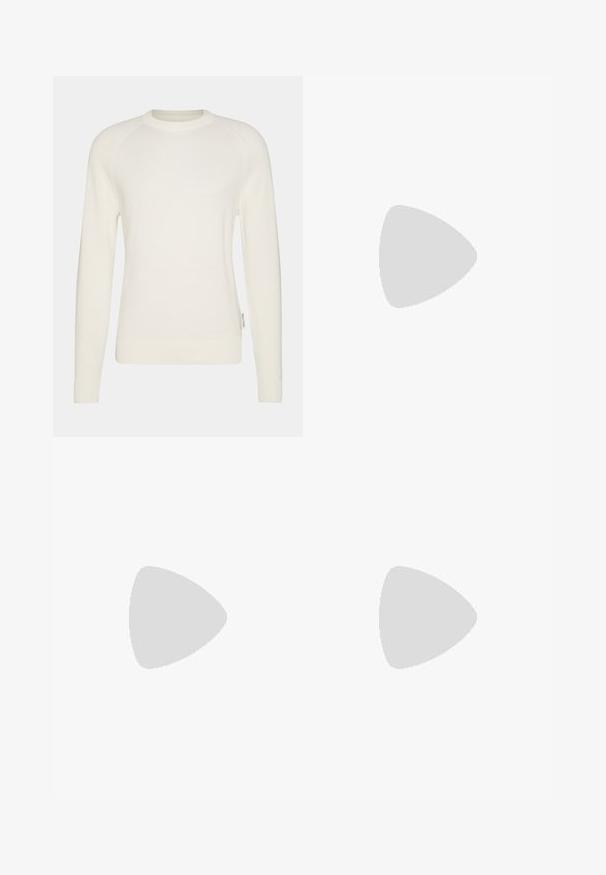 Cremfarbener Strickpullover mit langen Raglanärmeln, einem Rundhalsausschnitt und gerippten Bündchen. Der Stoff hat ein strukturiertes Muster und ein dezentes Logodetail am Saum.; Schwarze Hose aus einem glatten Stoff, mit einem geraden Bein Design, Gürtelschlaufen und zwei Seiten Taschen. Klassischer Look ohne Verzierungen.; Schwarzer Lederloafer mit runder Zehenform, einem dekorativen Riemen und Hardware sowie einer robusten, strukturierten Sohle. Glatte Oberfläche mit dezenten Details.; Silberne Metall-Uhr mit einem gebürsteten blauen Zifferblatt, weißen Stundenmarkierungen und einem Datumsanzeiger. Verfügt über ein verlinktes Metallarmband und ein Markenlogo.; Silberne Halskette mit dicken Gliedern und einem zentralen runden Anhänger mit filigranen Details. Glatte, reflektierende Metalloberfläche.