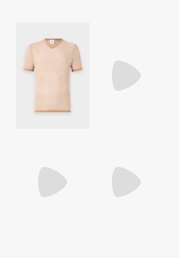 Beige gestricktes Kurzarm-V-Ausschnitt-T-Shirt mit gerippter Textur und kontrastierendem braunem Saum entlang des Kragens und der Ärmel.; Schwarze Leinenhose mit taillierter Passform, ausgestattet mit einem einzelnen Frontknopf, Falten und geradem Bein. Glatte Textur mit leichtem Finish.; Weiße Leder-Sneaker mit runder Zehenform, flacher Außensohle und minimalistischem Design. Verfügt über sechs Ösen und ein dezentes Nahtdetail an der Seite.; Schwarze rechteckige Sonnenbrillen mit dunklen Gläsern, die einen dicken Rahmen, subtile Akzente an den Seiten und keine sichtbaren Logos außer dem Markennamen aufweisen.; Silberner Edelstahlumschlag mit schwarzem Zifferblatt, markierten Stundenanzeigen, Datumsanzeige und wasserdicht bis zu 50 Metern.; Silberner Metallarmreif mit einer glatten, matten Oberfläche. Verfügt über ein offenes Design mit abgerundeten Kanten, das eine verstellbare Größe ermöglicht.
