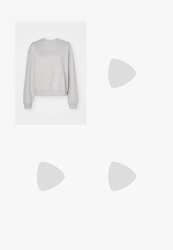 Lys grå sweatshirt med klassisk rund hals, senkede skuldre og ribbede mansjetter og kant. Myk tekstur og avslappet passform.; Videbukser laget av mørkegrå denim. Funksjoner inkluderer høyt liv, kobberdetaljer og klassisk fem-lommers design.; Sorte lærersko med rund tå, flat såle og en rem med spenne-detalj. Kraftig blokkhæl for bedre stabilitet.; Svart lær skulderveske med buet form, enkel stropp, glidelås-lukking, og diskret sømdetaljering langs kroppen.