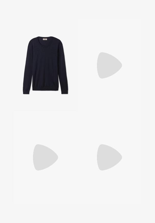 Marineblå langærmet crewneck sweater lavet af blødt materiale med ribbede manchetter og kant, der har en klassisk pasform og minimal udsmykning.; Vide ben jeans i sort denim med lynlås foran, fem lomme-design og subtile stikninger. Glat tekstur og afslappet stil.; Sorte patentlæder slingback hæle med spids tå og en geometrisk blok hæl. Har et elegant, minimalistisk design og en glat tekstur.; Sort læder tote taske med glat tekstur, rektangulær form og to lange hanke. Ingen synlig hardware eller udsmykninger.