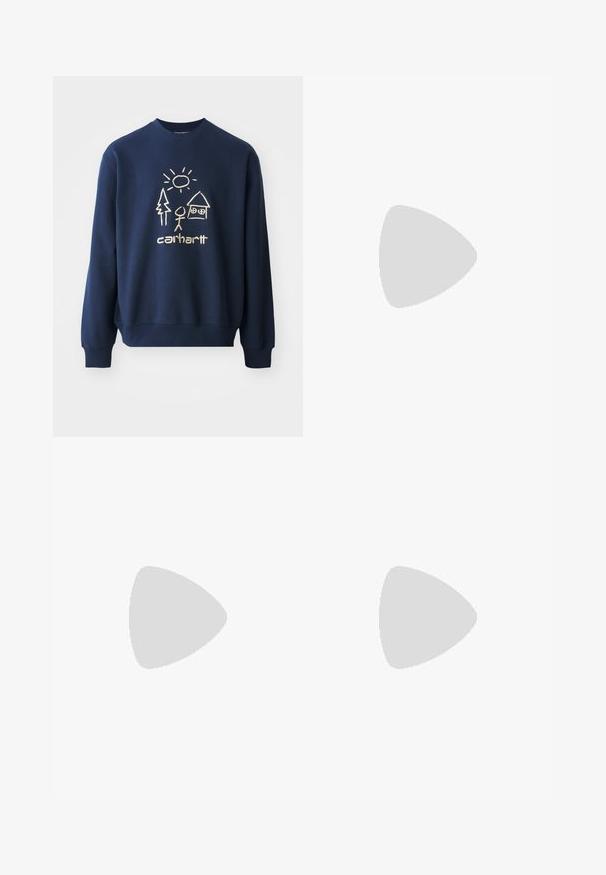 Tengerészkék pulóver, amely krémszínű grafikával rendelkezik, és napot, fát, pálcikaembert és házat ábrázol. Puha, textúrált anyagból készült, bordás mandzsettákkal.; Világoskék farmernadrág egyenes szárú kivitelben, közepes derékkal, öt zsebbel, gombos és cipzáros záródással.; Fekete bőr mokaszin, rojtos díszítéssel, masszív fekete talppal és sárga varrással az élén. Texturált felület.; Háromrétegű ezüstszínű fém nyaklánc, letisztult, rugalmas láncokkal, enyhe fényességgel, homárkapoccsal rögzítve és állítható lánccal.