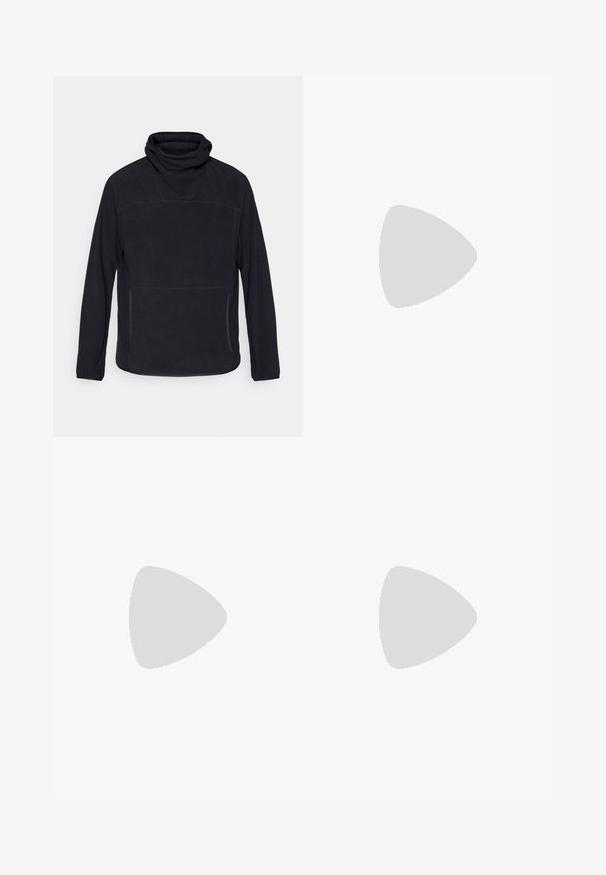 Maglione nero con colletto alto, maniche lunghe e tasche anteriori con zip. Realizzato in tessuto morbido al tatto con dettagli di cucitura sottili.; T-shirt grigio chiaro a maniche lunghe realizzato in un morbido tessuto testurizzato. Presenta un collo a giro e un piccolo logo blu Patagonia sul petto.; Pantaloni sportivi leggeri grigi con accenti neri. Vita elastica, chiusura con cordino, design a gamba affusolata e tasche laterali.; Scarpe da esterni nere realizzate in mesh e materiale sintetico, con una parte superiore testurizzata, un sistema di allacciatura sicuro e una suola robusta, su terreno roccioso.