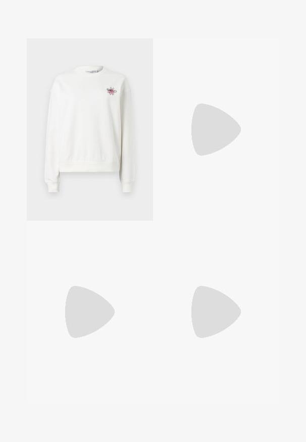 Sudadera blanca con cuello redondo, mangas largas y puños de canalé. Presenta un bordado floral rosa en la parte izquierda del pecho. Tela suave.; Falda lápiz de mezclilla en azul oscuro, con una abertura frontal, cinco bolsillos y costuras en contraste. Cintura de altura media con un diseño clásico.; Botas de cuero negras hasta el tobillo con punta redonda, cordones en la parte delantera y una suela de goma gruesa con un dibujo texturizado. Tirador en la parte trasera.; Bolso tote de ante marrón con una textura suave, que presenta una sola correa para el hombro y una sutil apertura curva en la parte superior. Sin detalles de herrajes visibles.