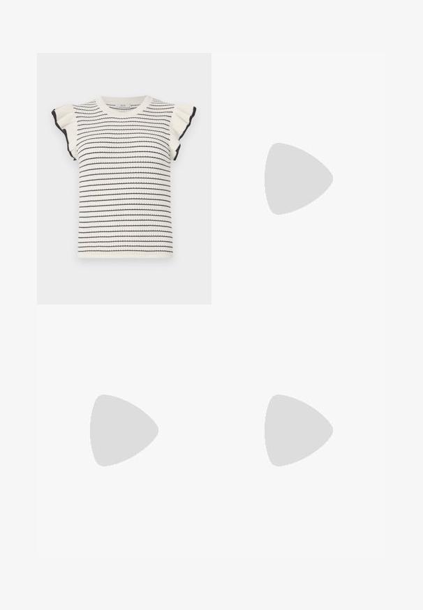 Gestreifter Pullover in Creme mit schwarzen Streifen, mit kurzen, Rüschenelementen und einem gerippten Rundhalsausschnitt. Weicher Stoff und taillierte Passform.; Weekday NOVA LOW RISE SLIM BOOTCUT - Jeans Bootcut - lip blue; Schwarzer, hochhackiger Schuh mit spitzer Zehe, glänzender Textur, dünnen Riemen und einem dekorativen, gefältelten Detail an der Vorderseite.; Schwarze Handtasche aus Kunstleder mit Krokodilstruktur, gerafftem oberen Teil und einem geschoppten Tragegurt. Sie wirkt weich und kompakt im Design.