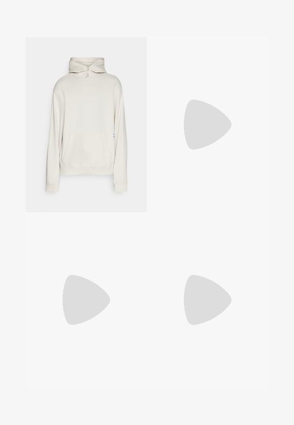 Cremefarbener Kapuzenpullover aus weichem Stoff mit einer vorderen Tasche, verstellbarem Kordelzug an der Kapuze und zwei Knopfverschlüssen am Hals.; Weißes Kurzarm-T-Shirt mit schwarzen Akzenten. Verfügt über das Logo "REPLAY FC" und den Text "Highperformance" in einer sportlichen Schriftart. Hergestellt aus einem glatten Material.; Schwarze Denim-Jeans mit geradem Schnitt, fünf Taschen, Knopfverschluss und dezentem Verblassen des Stoffs.; Replay FIELD MELT 25 - Sneaker low - black